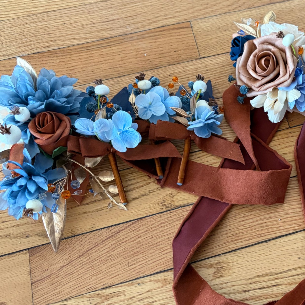 Lings moment wrist shoulder  corsages and BOUTONNIERES - Picture 12 of 15